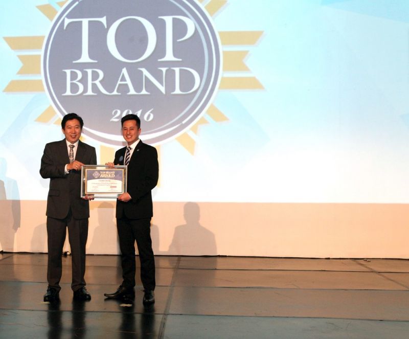 Group Director Massindo Group Jackson Massie (kanan), saat menerima penghargaan Top Brand Award 2016 dari Chairman Frontier Consulting Group Handi Irawan.