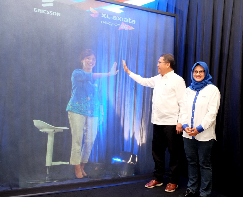 Direktur Teknologi XL Axiata, Yessie D. Yosetya (kiri, dalam bentuk hologram ) menyapa Menteri Komunikasi dan Informatika RI, Rudiantara dan Presiden Direktur & CEO XL Axiata, Dian Siswarini dalam acara Uji Coba Layanan 5G XL Axiata dan Fiberisasi Jaringan di Jakarta, Rabu (21/8/2019).