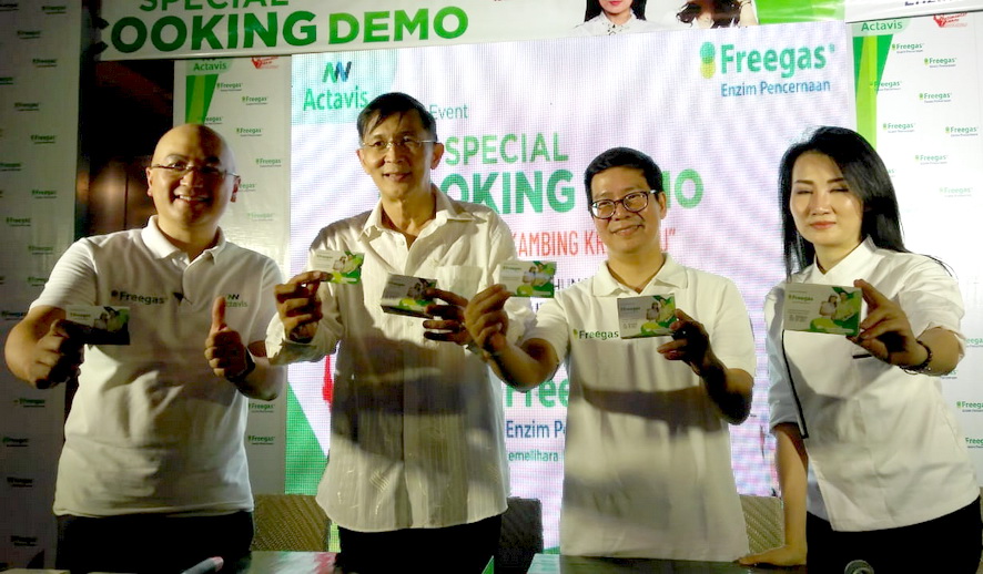 Dari kiri; Presdir PT Actavis Indonesia, Hanadi Setiarto, dr F.X.Trijanto Soetjahjo, Business Unit Head PT Actavis Indonesia, Denny Aring, dan Chef Axhiang, saat peluncuran produk Freegas di Surabaya.