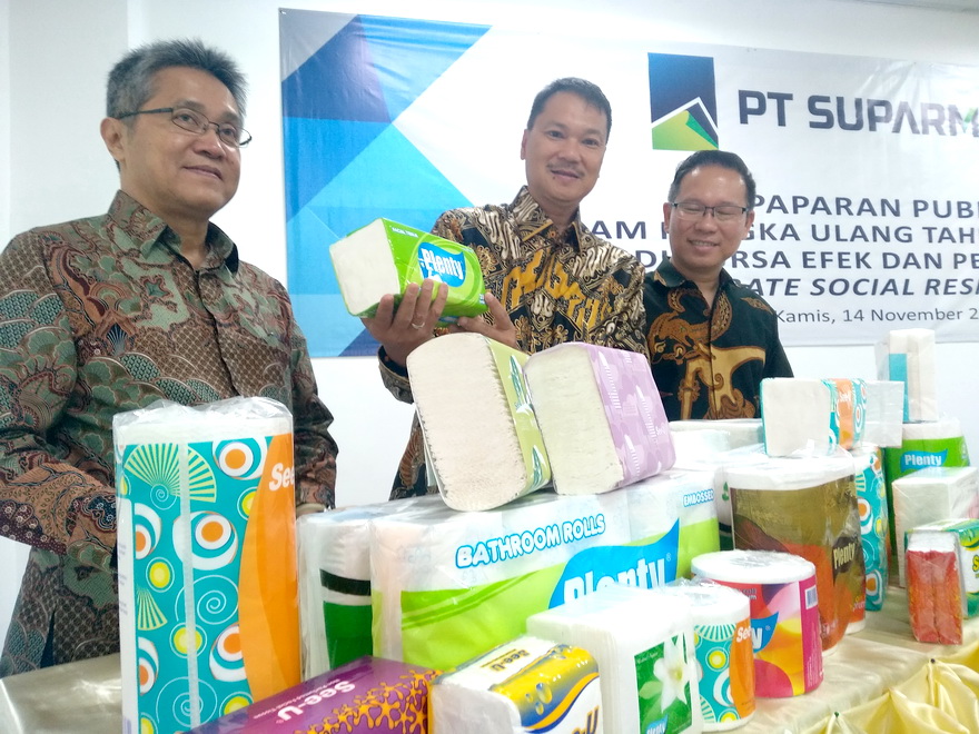 Direktur PT Suparma Tbk Hendro Luhur (tengah) didampingi Komisaris Independen Subiantara (kiri) dan Corporate Secretary Buyung Oktoviano (kanan).