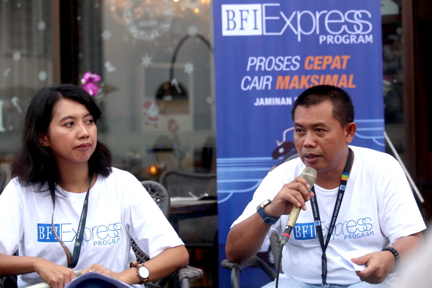 Area Manager BFI Finance Surabaya, Nuzul Ittaqa (kanan) bersama Branch NDF Car Manager Surabaya Ika Ratnasari saat peluncuran BFI Express di Surabaya.