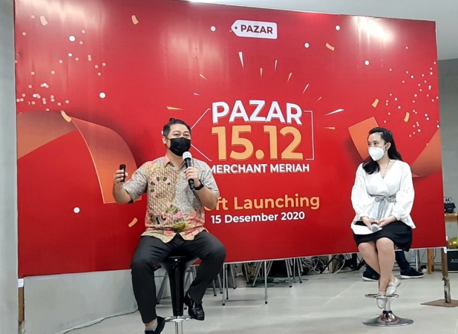 Direktur Utama PT Pazar Digital International , Frans Sinarta (kiri) saat menjelaskan marketplace Pazar di Surabaya.
