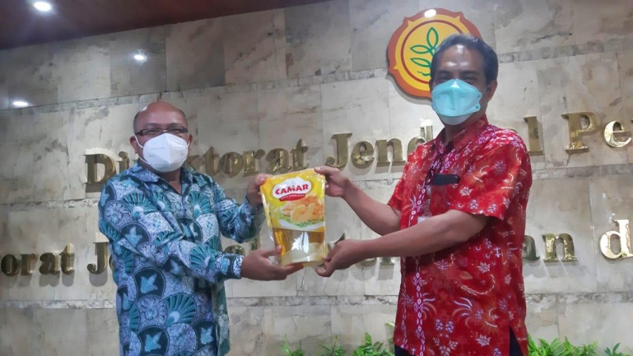 Head of Industry & Government Relations Asian Agri Manumpak Manurung  secara simbolis menyerahkan bantuan minyak goreng untuk korban gempa di NTT . Bantuan diserahkan kepada Direktur Tanaman Tahunan dan Penyegar, Kementan, Heru Tri Widarto.