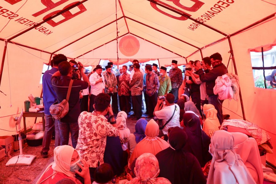 Ketua DPD RI bersama beberapa senator saat mengunjungi tempat penampungan korban banjir sekaligus memberikan Dana Task Force dari DPD RI, di Masjid Agung Jami, kecamatan Sei Rampah, Kabupaten Serdang Bedagai, (25/11/2021).