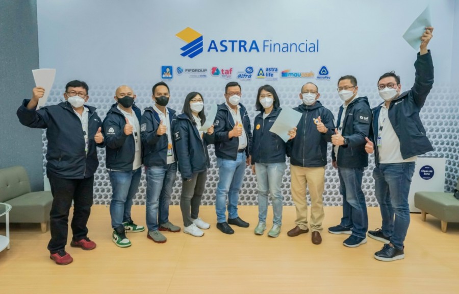 Project Director Astra Financial & Logistic di GIIAS 2021, Gunawan Salim (5 dari kiri), diapit perwakilan dari tujuh lembaga jasa keuangan dalam lingkup Astra Financial & Logistic.