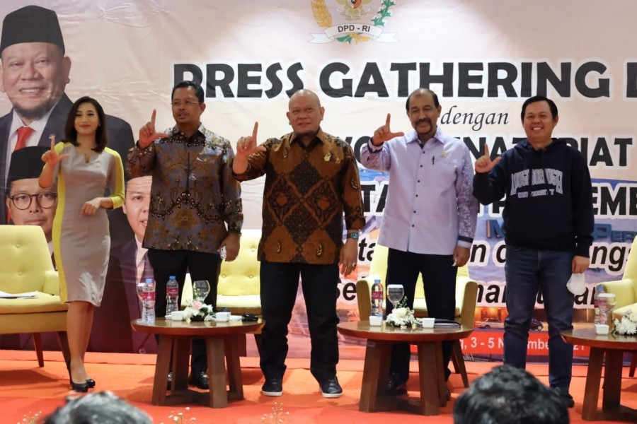 Ketua bersama Wakil Ketua DPD RI dalam acara Press Gathering DPD RI dengan Koordinatoriat Wartawan Parlemen di Bandung, Jumat (3/12/2021) malam.