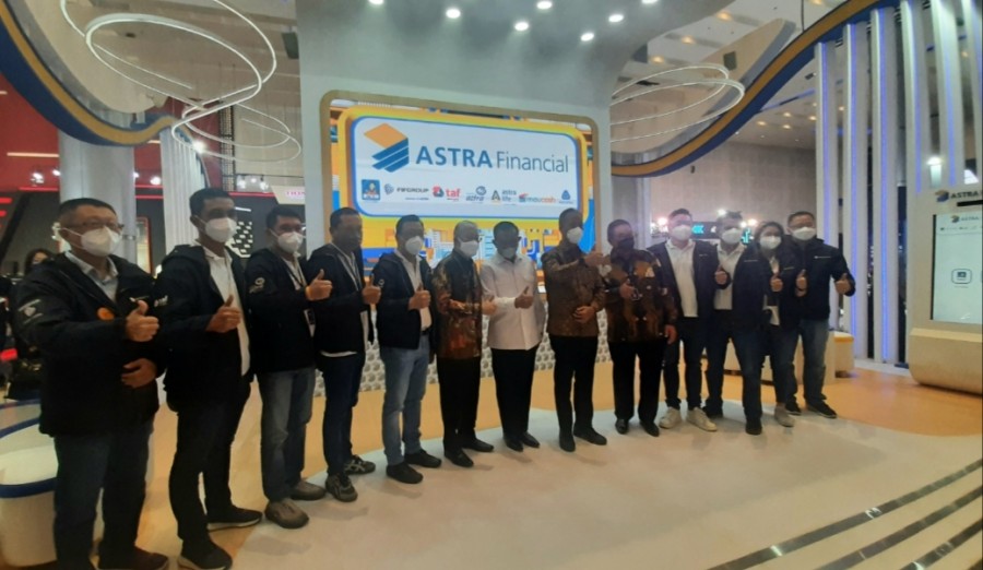 Menteri Perindustrian Agus Gumiwang Kartasasmita saat melakukan kunjungan di booth Astra Financial & Logistic (AFL) di GIIAS Surabaya 2021.