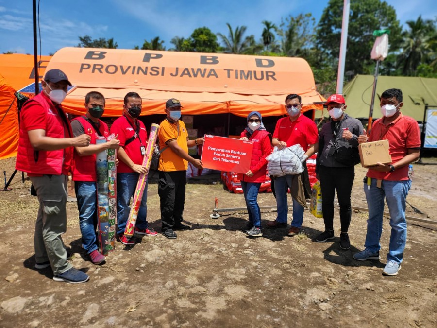 Vice President Consumer Sales Telkomsel Area Jawa Bali Riny Novitriyanti bersama manajemen Telkomsel menyerahkan bantuan ke pengungsi di Desa Sumberwuluh.