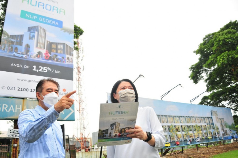 Direktur Pemasaran Intiland Wilayah Surabaya, Harto Laksono didampingi Marketing Koordinator Graha Natura, Ratnasari Gunawan meninjau lokasi pembangunan Aurora, sebuah area komersial baru di kawasan perumahan Graha Natura Surabaya.