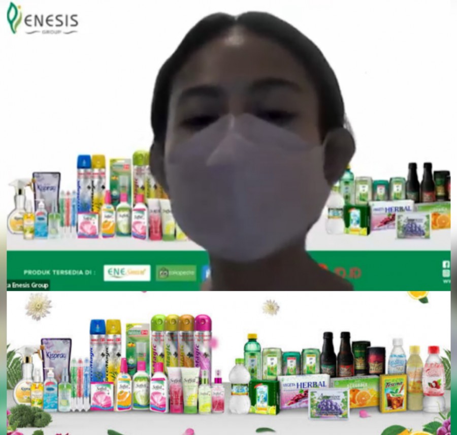 Public Relations Officer Enesis Group, Grisella da Lope (atas), produk-produk andalan Enesis Group (bawah).