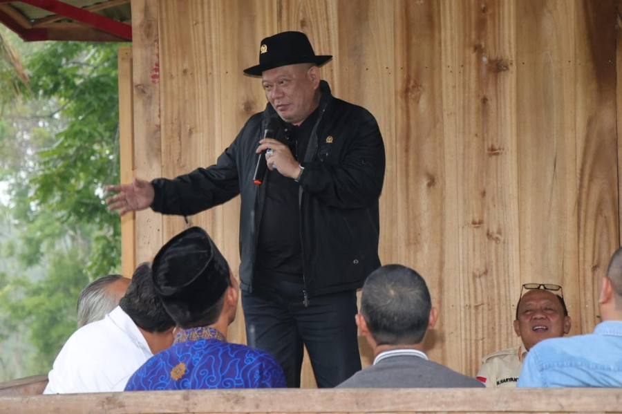Ketua DPD RI, AA LaNyalla Mahmud Mattalitti saat melakukan pertemuan dengan Bupati dan Tokoh Masyarakat Muara Payang, Kabupaten Lahat, di Kebun Kopi Kebun Berangin, Muara Payang, Sumatera Selatan, Rabu (16/3/2022).