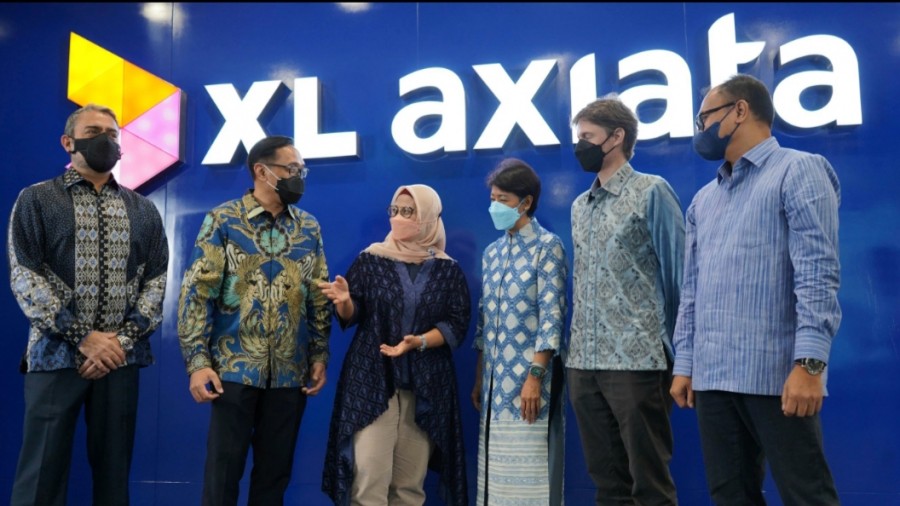 Presiden Direktur & CEO XL Axiata, Dian Siswarini (tiga dari kiri) didampingi jajaran direksiÂ pada acara RUPS Tahunan XL Axiata di Jakarta, Jumat (22/4/2022).