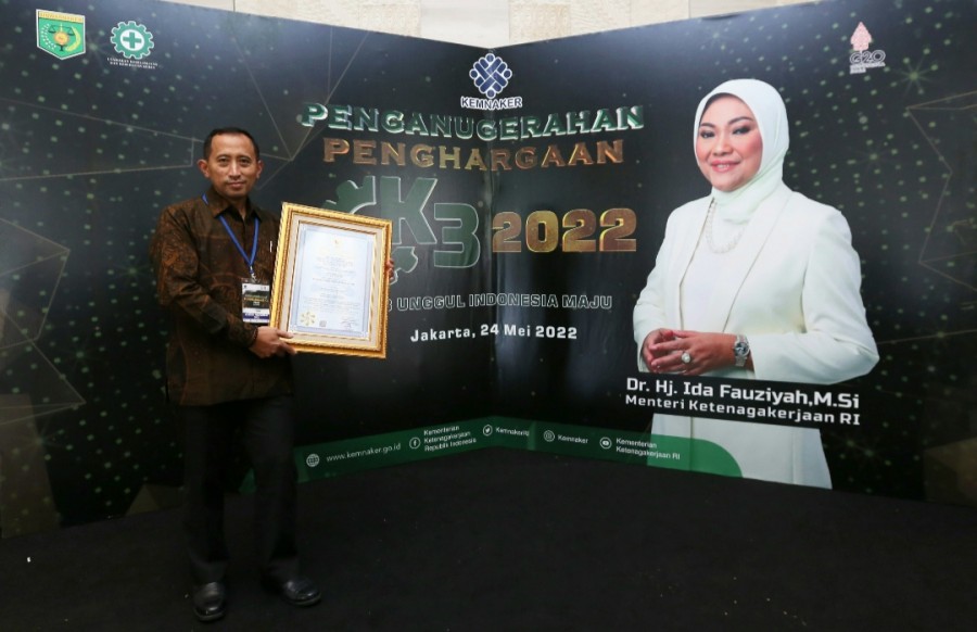 Direktur PT Garudafood Putra Putri Jaya Tbk, Basuki Nur Rohman saat menerima penghargaan.