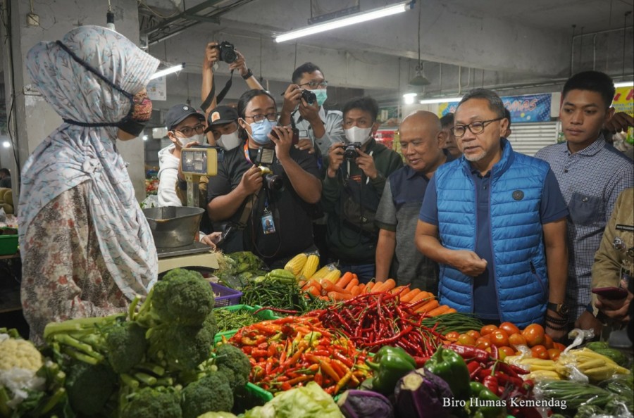 Menteri Perdagangan Zulkifli Hasan saat meninjau barang kebutuhan pokok (bapok) di Pasar Kosambi, Bandung, Kamis (23/6/2022).