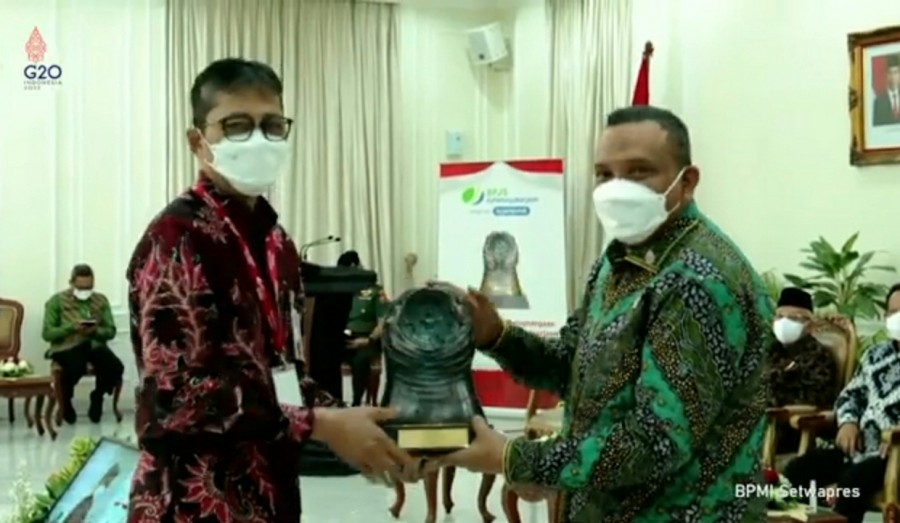 Direktur Utama bankjatim Busrul Iman (kiri) saat menerima penghargaan Paritrana Award oleh Wakil Menteri Ketenagakerjaan Afriansyah Noor.