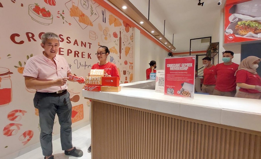 Owner Croissant Geprek, Igo (kiri) di gerai Jalan Raya Kupang Indah Surabaya