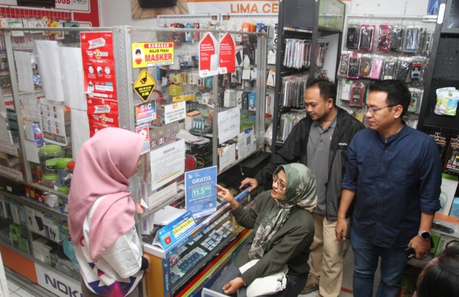 Presdir & CEO XL Axiata, Dian Siswarini (tengah) saat mengunjungi salah satu retail outlet di Banggai, Sulawesi Tengah.