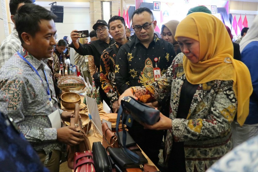 Gubernur Jawa Timur Khofifah Indar Parawansa saat melihat produk UMKM Binaan bankjatim dalam kegiatan Misi Dagang & Investasi di Lampung, Senin (8/5).