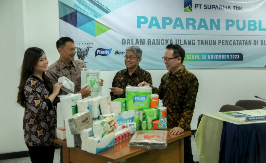 Jajaran direksi dan Corporate Secretary PT Suparma Tbk pada paparan publik di Surabaya, Senin (20/11/2023).