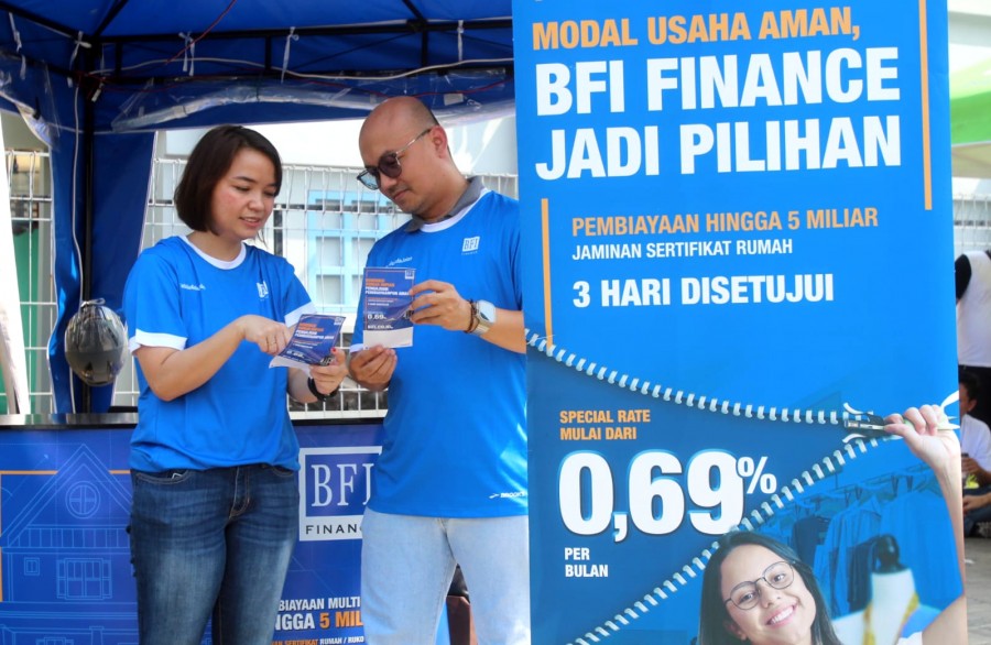 Desliana Sidabutar, Property Backed-Financing Product Head BFI Finance bersama Fatah Syahputra sebagai PBF Area Marketing Manager di acara BFI Ride & dance fitnes di Gwalk Surabaya.